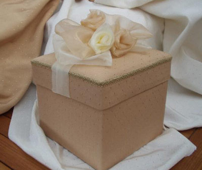 Square box, gold jacquard with organza voile roses